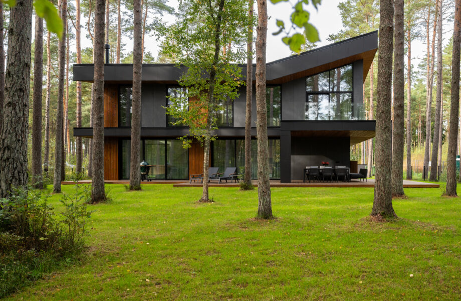 Eramu Pirital, Piipheina tänaval