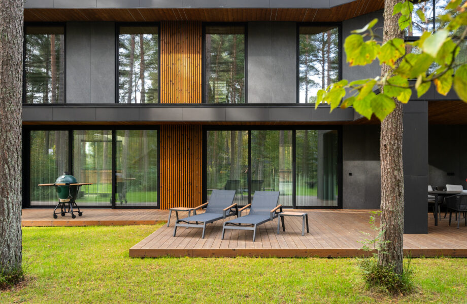 Eramu Pirital, Piipheina tänaval