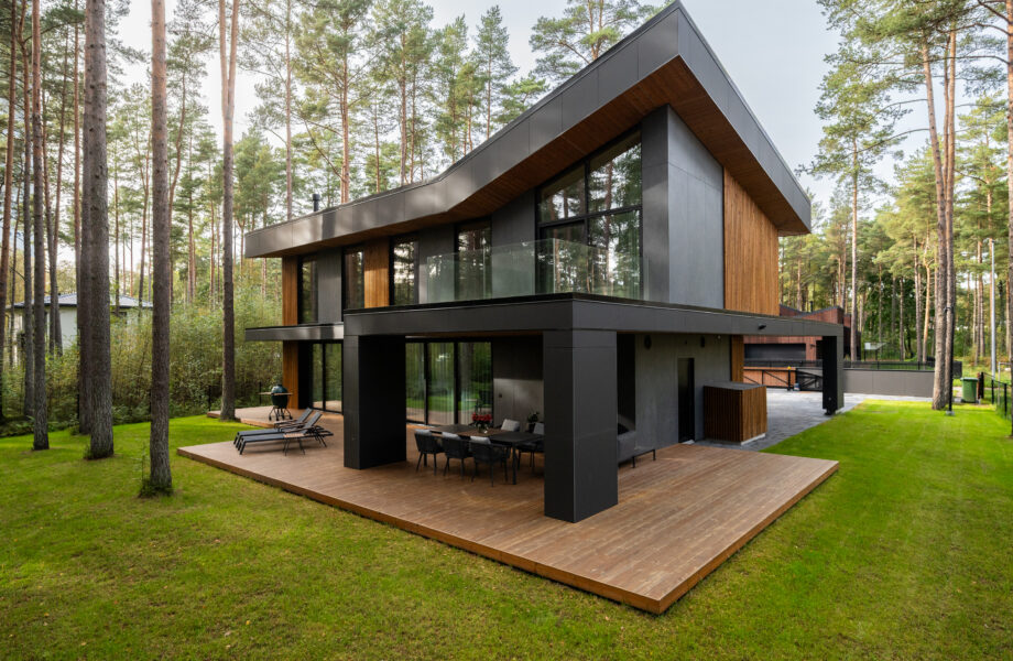 Eramu Pirital, Piipheina tänaval